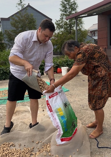 “爱尔兰的波杰克”帮奶奶收花生