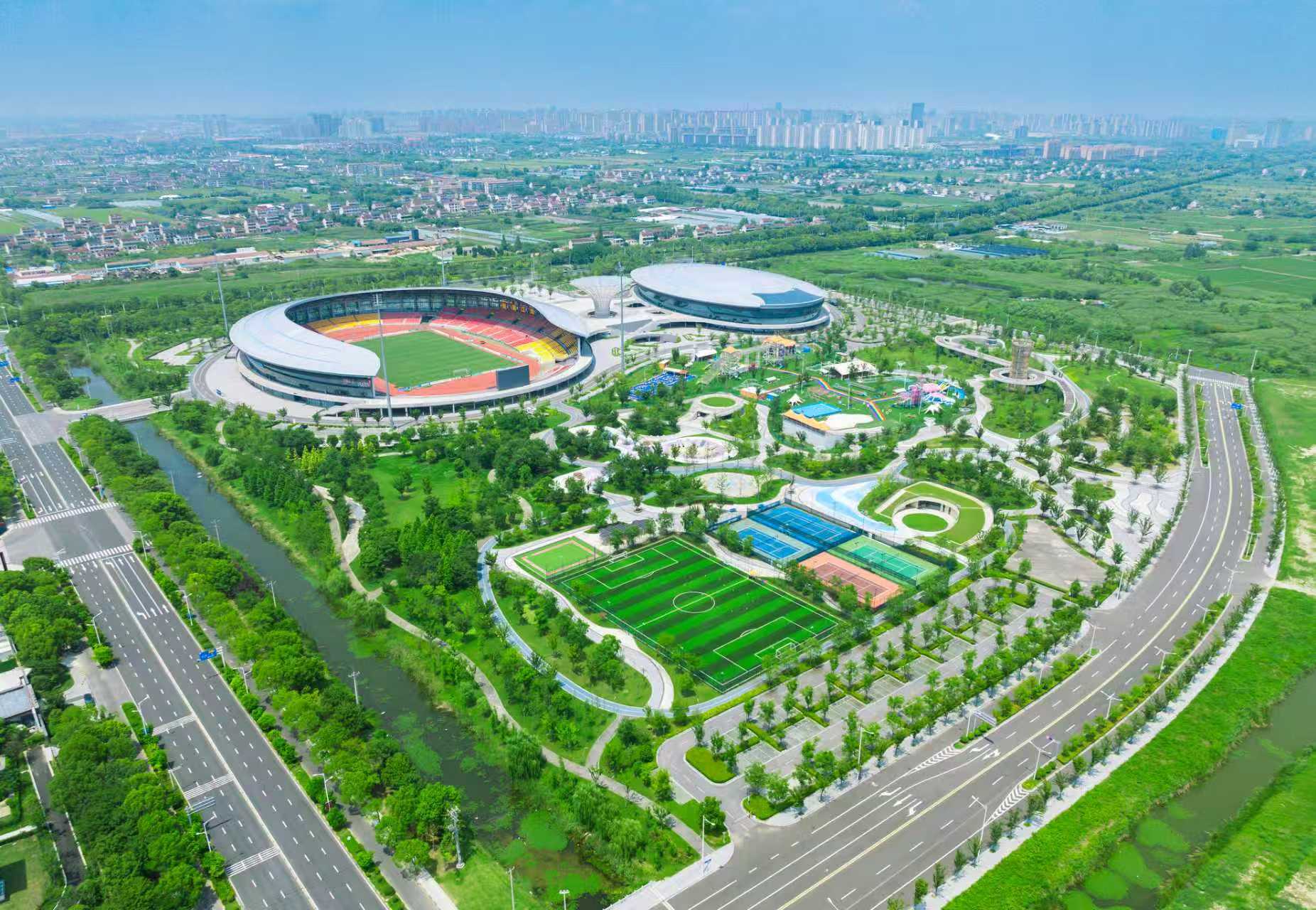 图为航拍的海门体育中心和体育公园一景