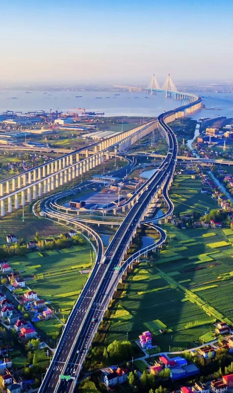 沪苏通长江公铁大桥。孔玮 摄