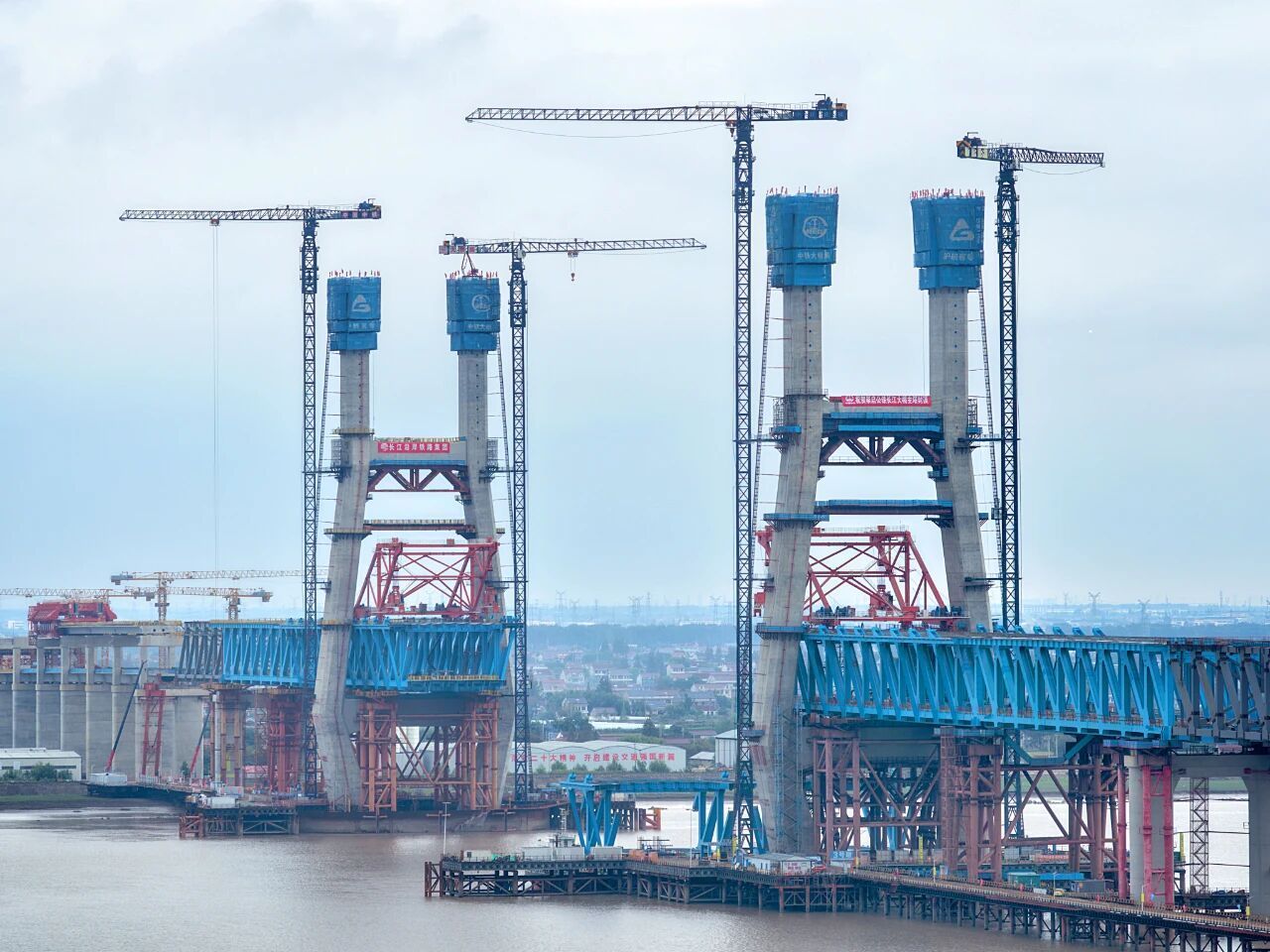 9月29日，崇启公铁长江大桥双主塔同日封顶。许丛军 摄