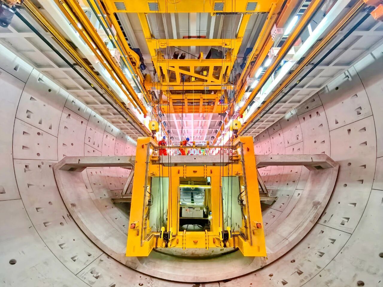 国产超大直径盾构机“江海号”始发至今，正以日均16米速度平稳推进。许丛军 摄