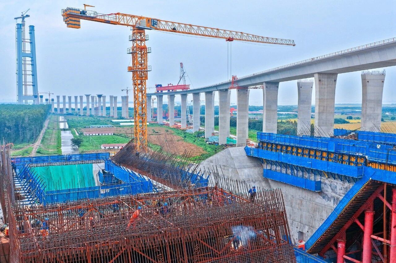 10月2日，张靖皋长江大桥A3标施工现场一片忙碌，中交路桥建设有限公司工人抢抓施工黄金期，正在进行北航道桥南锚碇施工作业。 薛冯 吴树建 摄