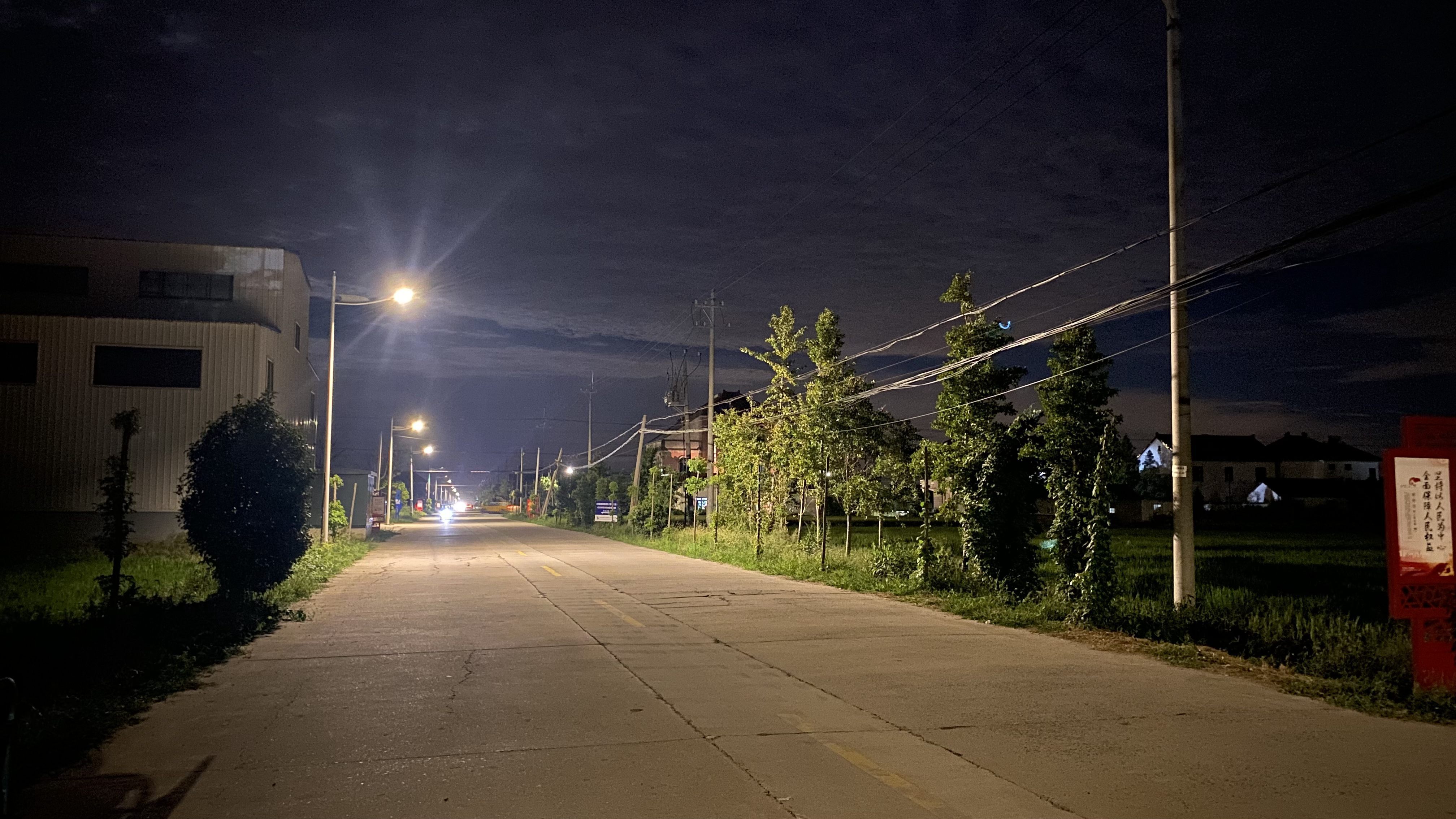 路灯点亮回家的路。