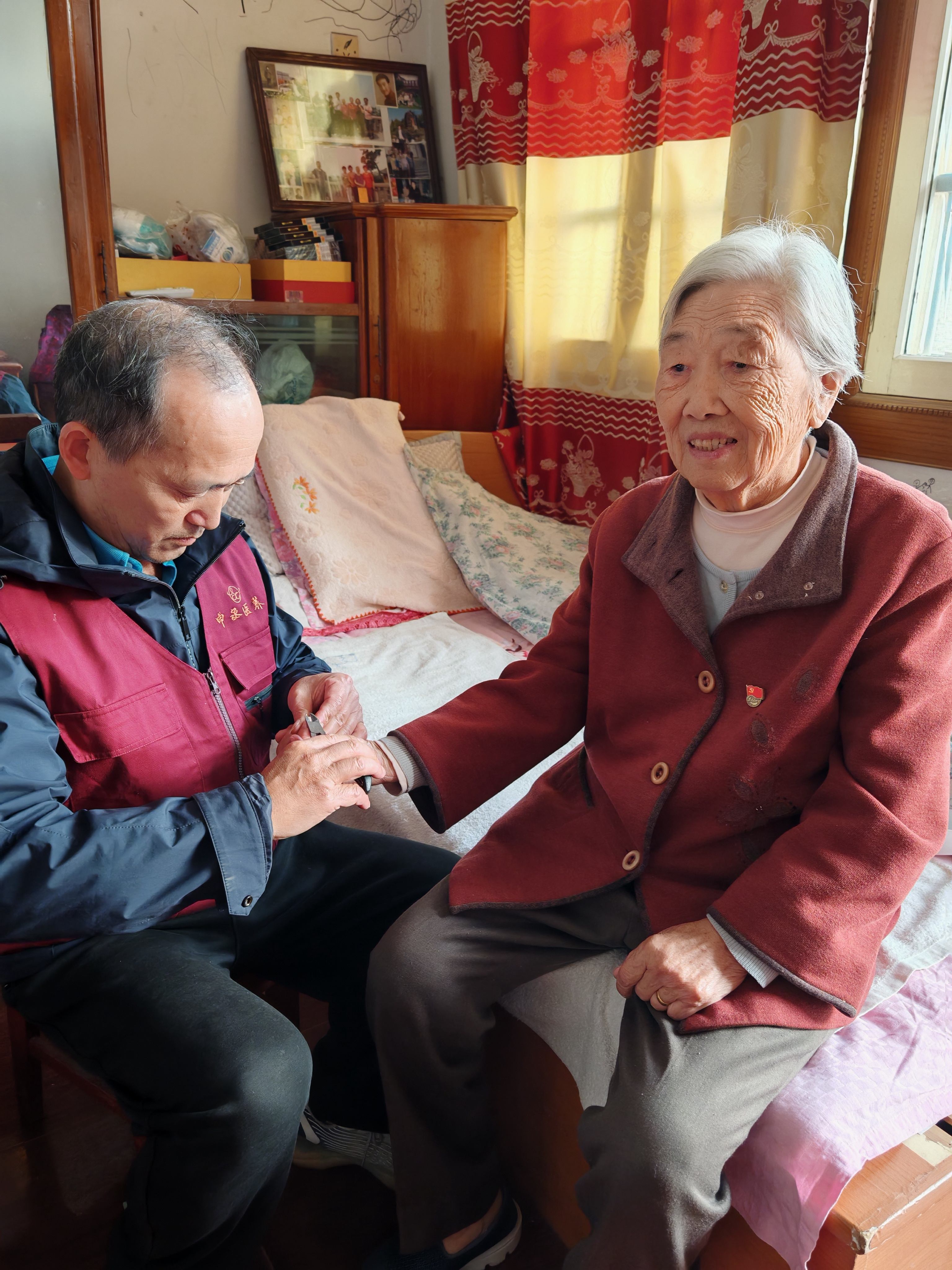 陶师傅给徐友芳上门居家服务