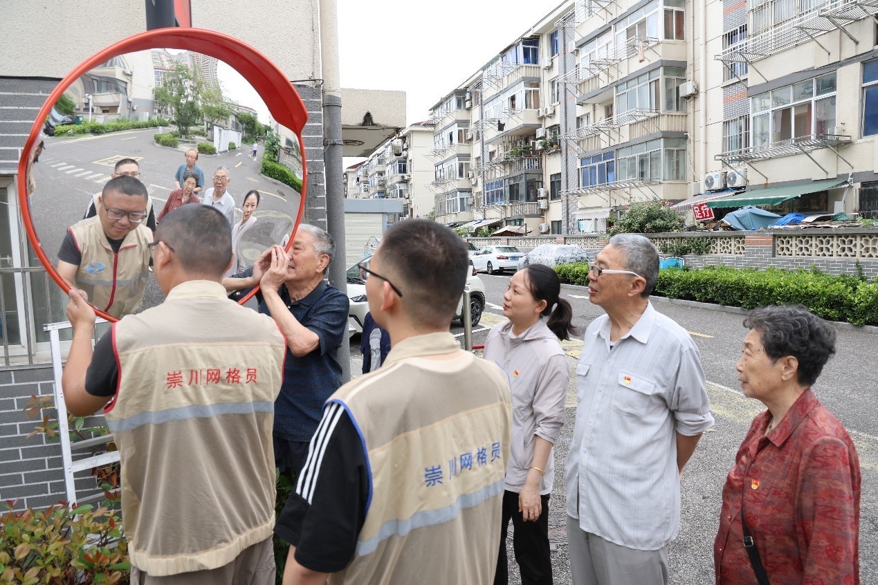 新城桥街道易家桥社区居民正在更换反光镜