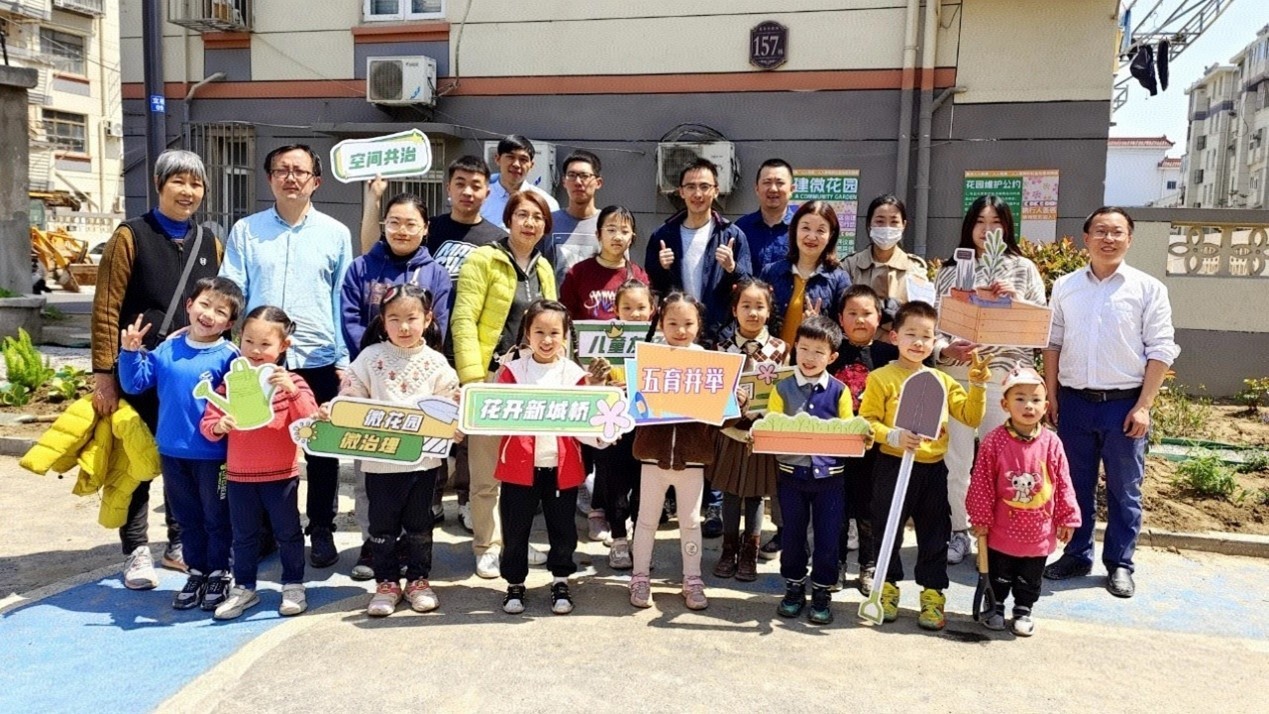 欣欣然亲子俱乐部成员打卡合影