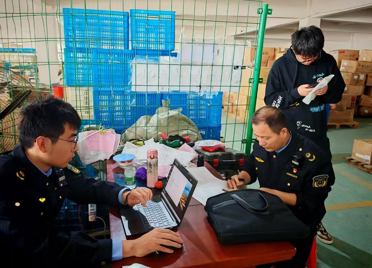 执法人员现场勘验调查