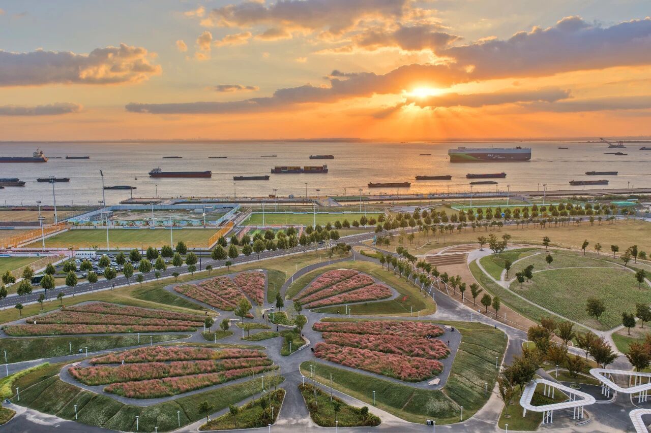 南通长江体育公园“长江最美足球场”