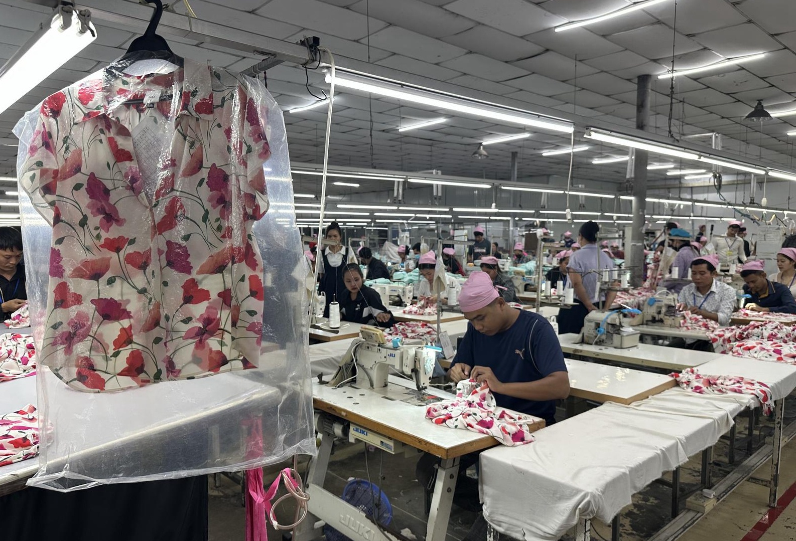 缝纫男工,成为东南亚服装企业一道风景线。 曹海东 摄