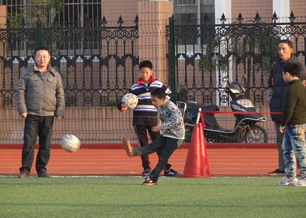 2012年校园足球联赛时的季桑楠和黄蒋大亚（图中）