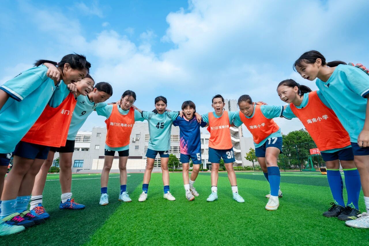 海门区海南小学的女足球员们