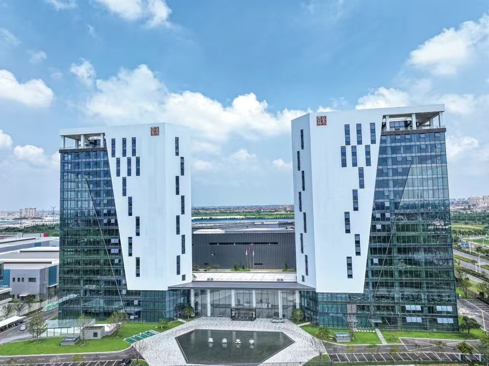 航拍霖鼎光学如皋生产基地。（资料照片）许丛军摄