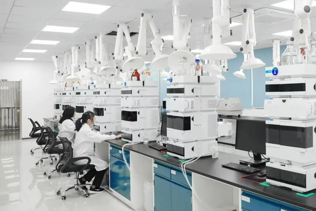 启东生命健康产业园内某生物医药企业研发产线内景。