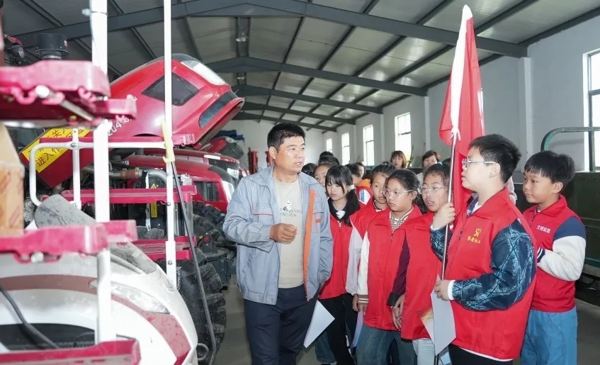 孩子们在俞万家庭农场农机库研学