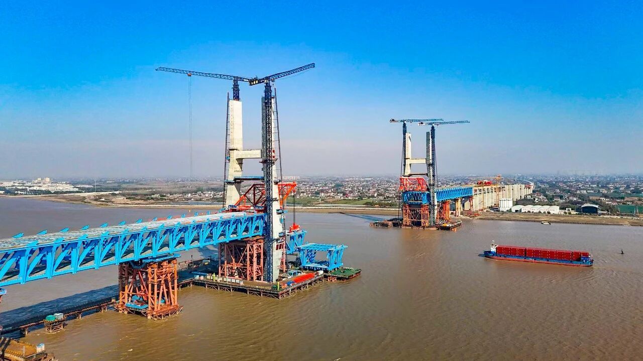 崇启公铁长江大桥主通航孔南边跨钢梁吊装全部完成。崔永兴 王世琪 摄