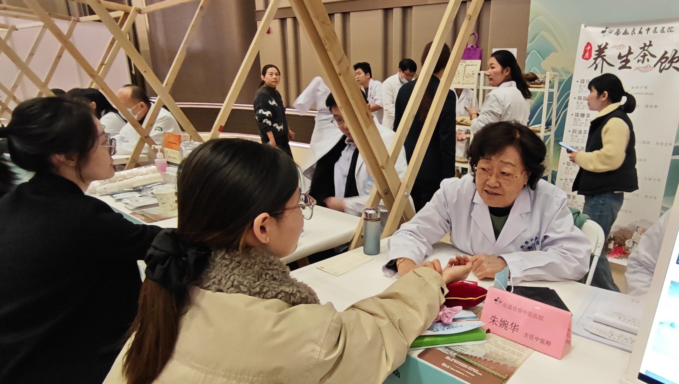 良春中医医院的专家现场为市民义诊。