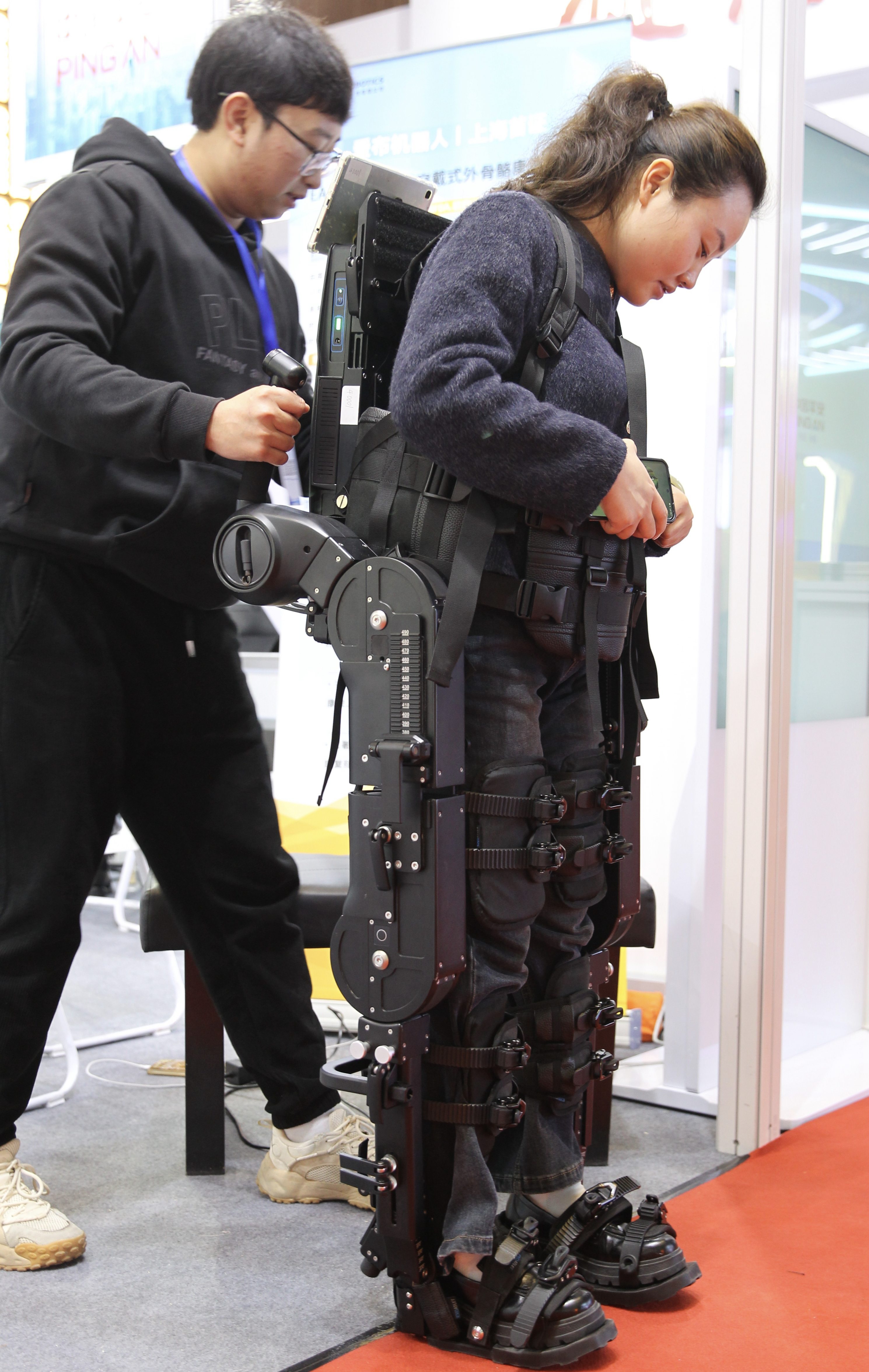 市民体验外骨骼智能穿戴设备。