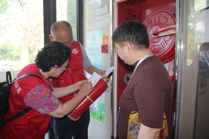 市民巡访团专项巡访农贸市场。