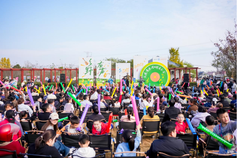 “茉莉花开·艺通江海”文艺直通车走进石港古镇。徐爱银 摄