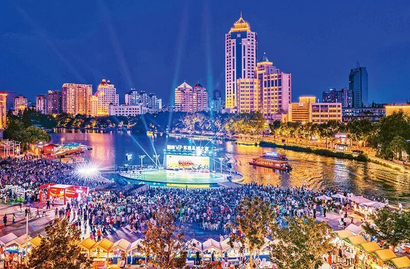 6月29日，市民和游客在南通市环西文化广场观看“苏超”比赛直播，感受赛场火热激情，乐享夏夜足球盛宴。刘荣根 摄