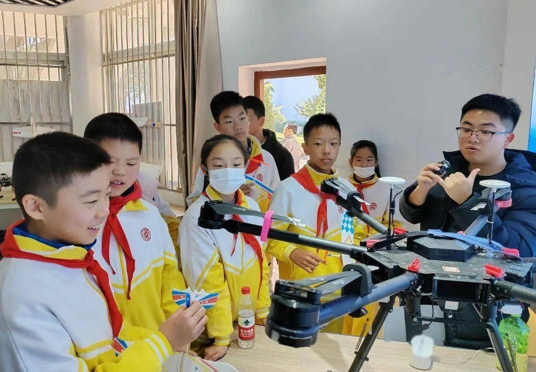 通师二附师生走进南通职业大学电子信息工程学院无人机职业体验中心