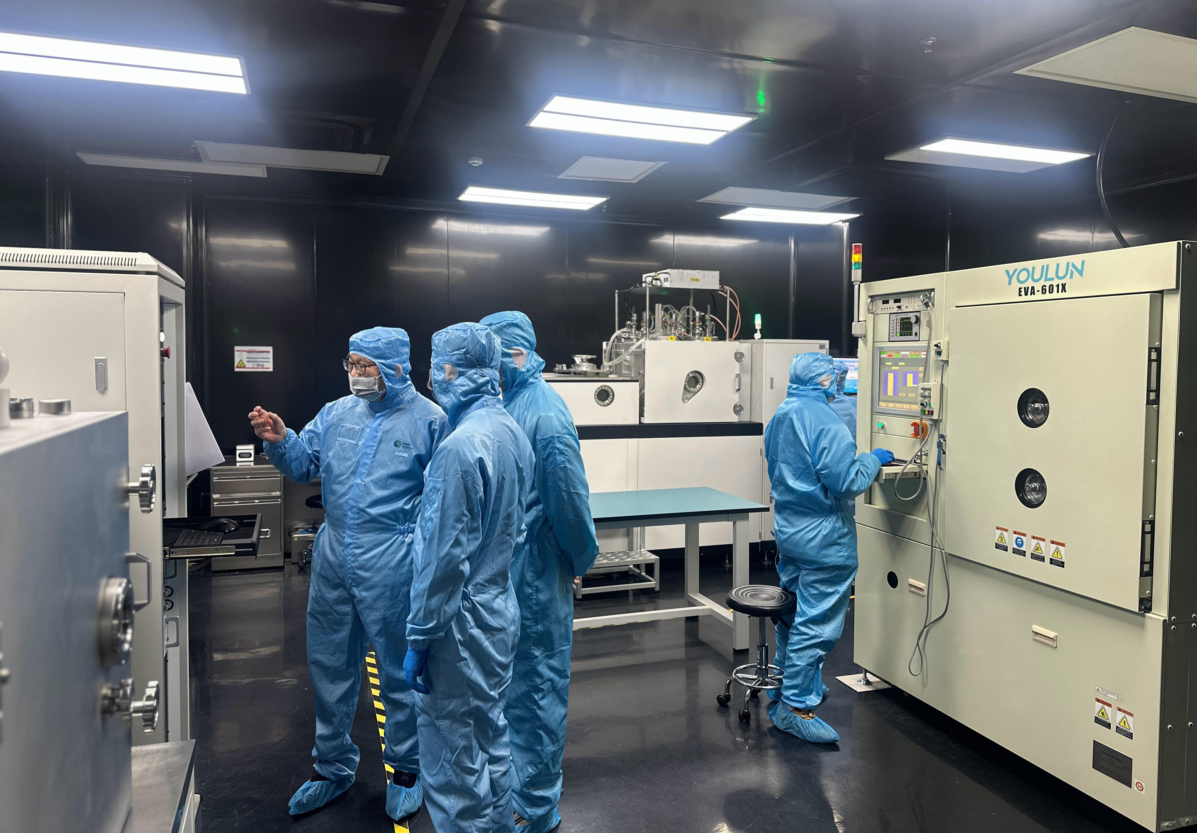 刘银年（左1）与团队共同观测数据