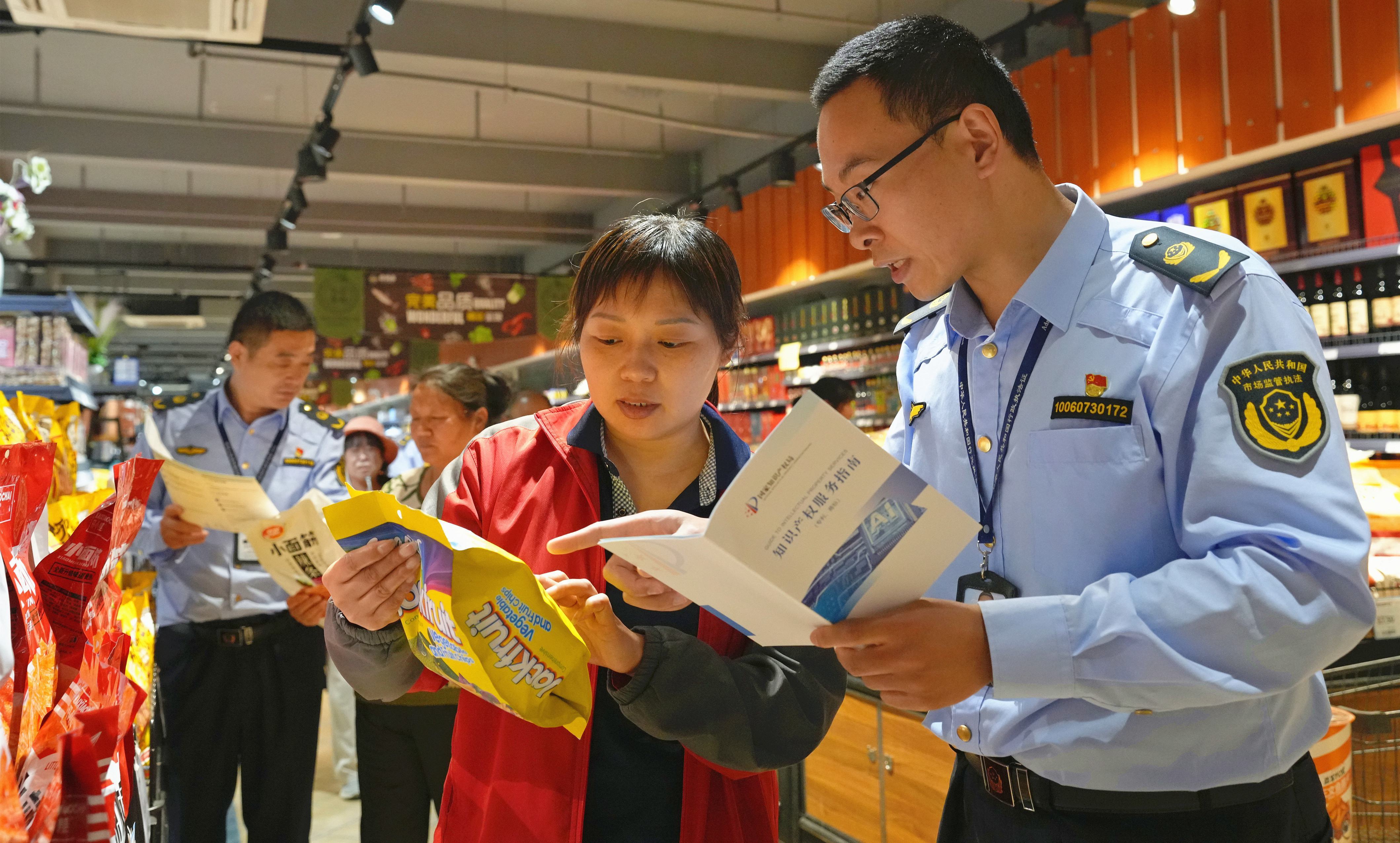 海安市市场监管执法人员将普法课堂设在商超网格,以“党建+网格+信用”机制推动监管服务向基层延伸,切实优化营商环境。