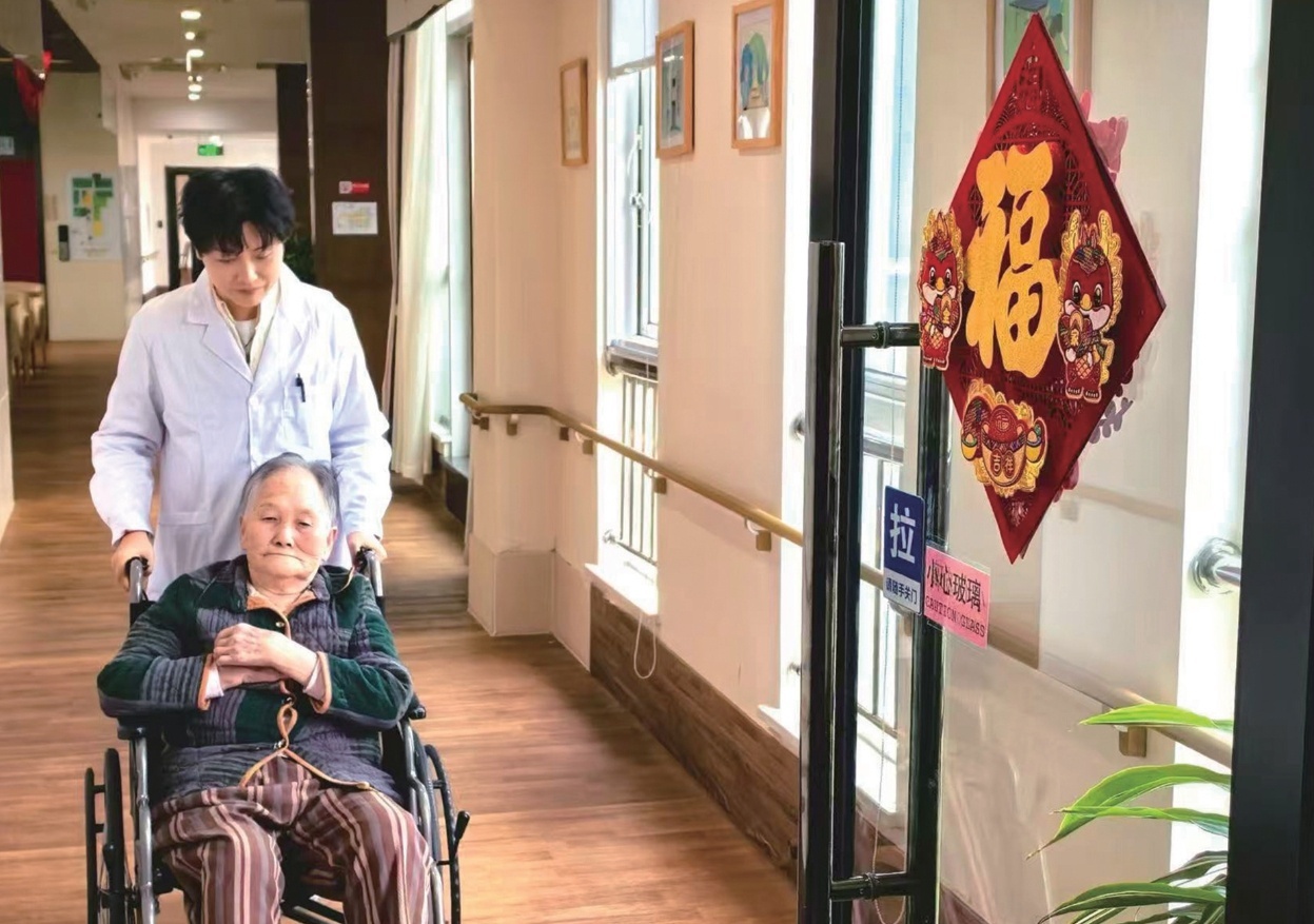 李楠楠护理老人。