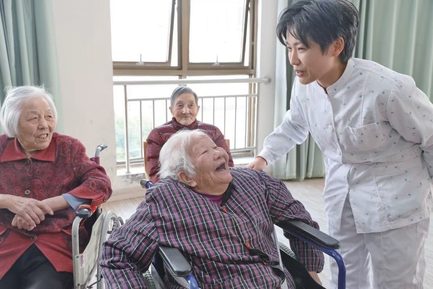 李楠楠在南通各地护理院调研。