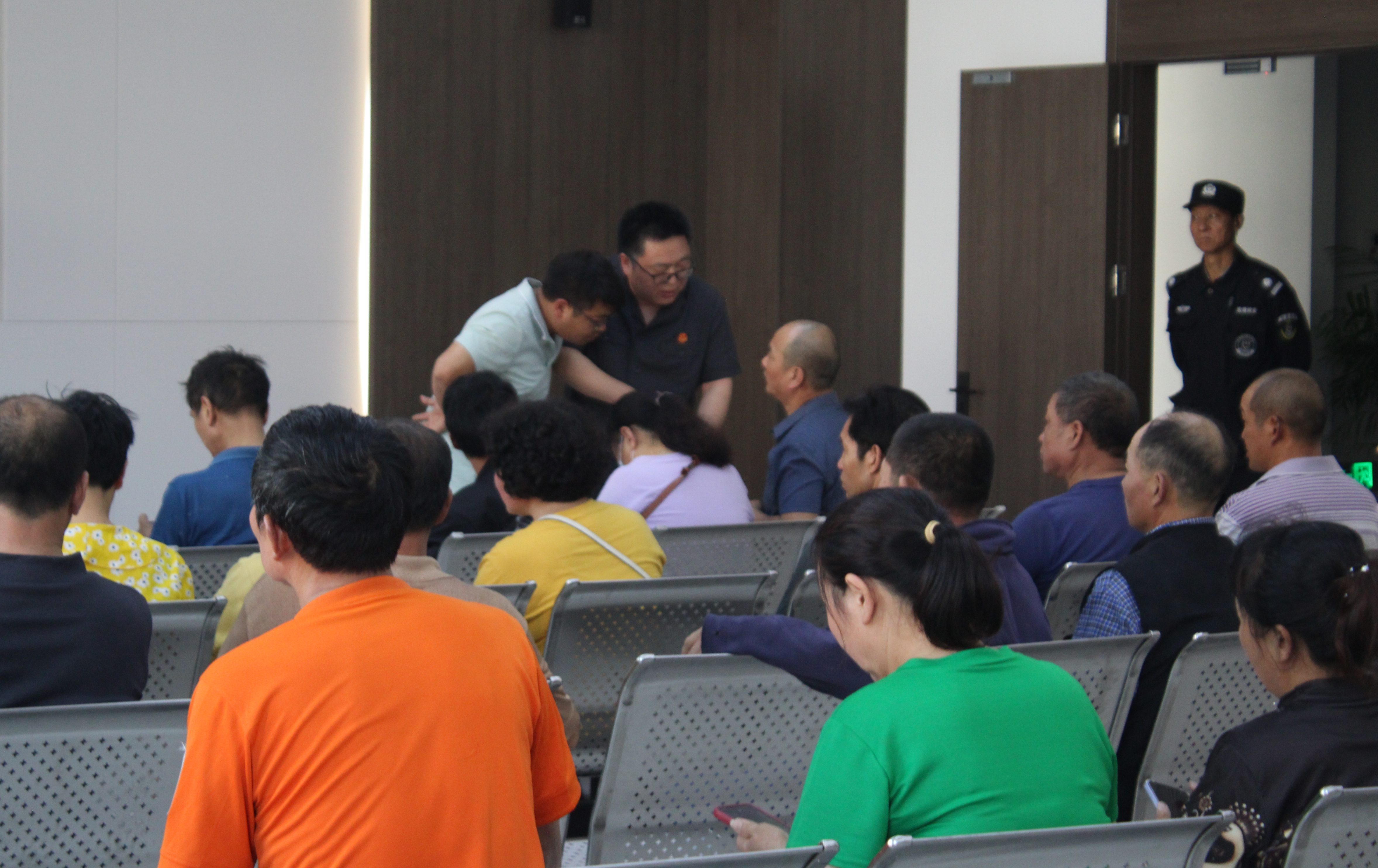 某企业员工工资集中发放