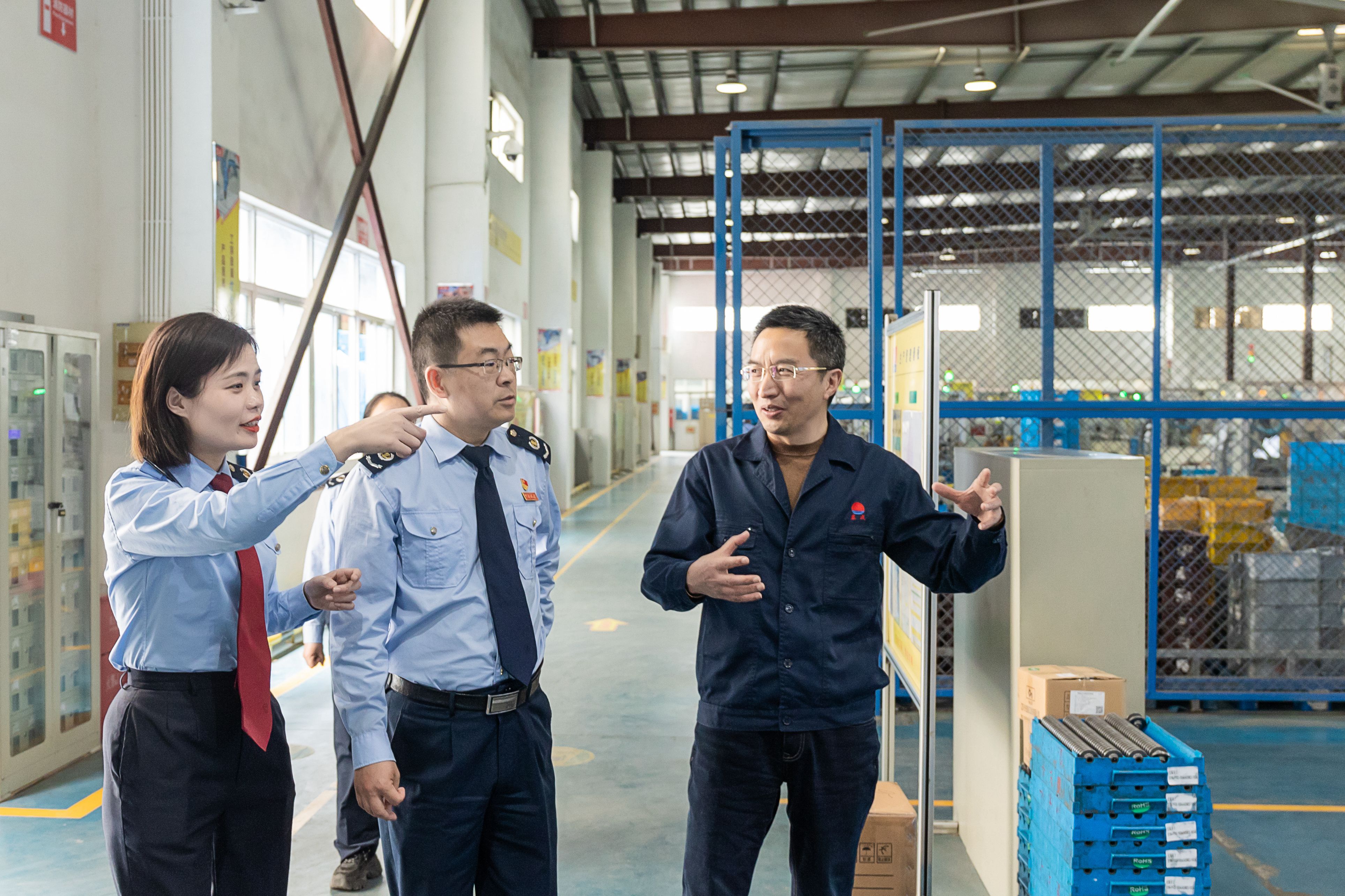 南通市税务局税务干部走进江苏东成电动工具有限公司的生产车间，实地了解设备生产情况，精准送达税费优惠政策。