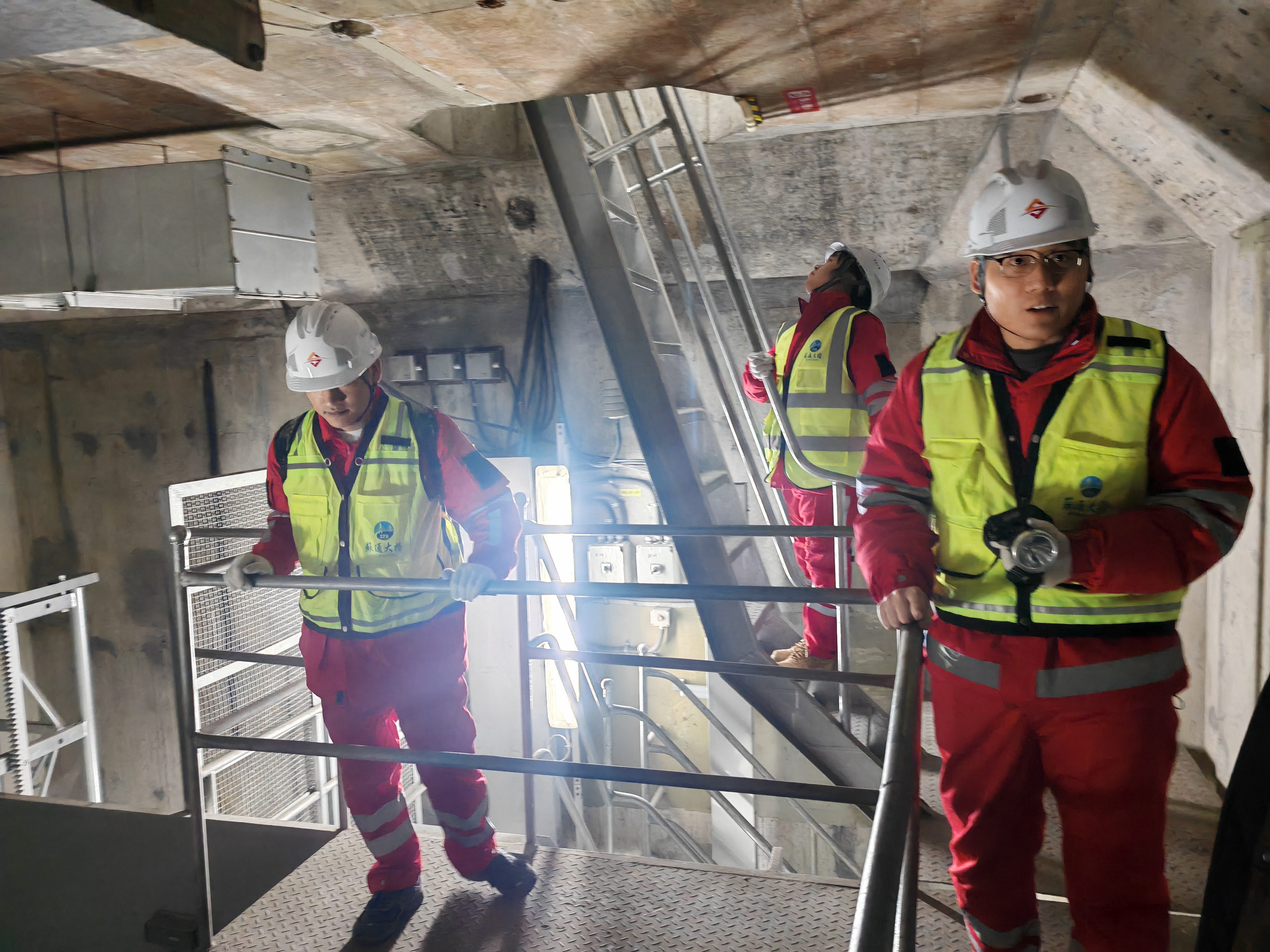 队员在主塔内部巡检