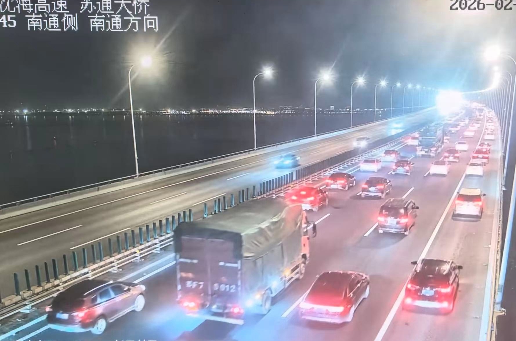 繁忙的苏通大桥(监控截屏)