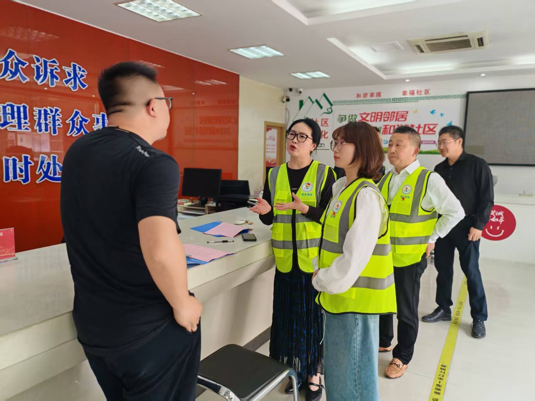 如皋老旧管网改造临时党支部党员前往社区化解群众反映问题