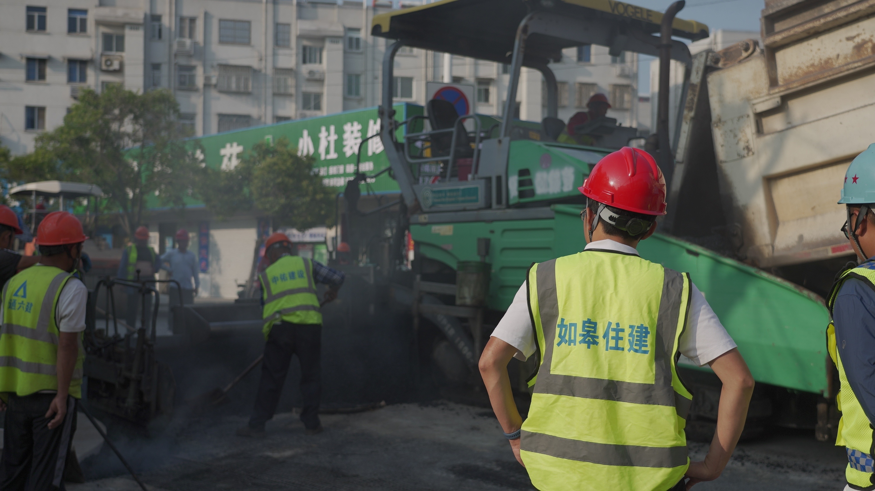各管线单位施工完毕后进行沥青摊铺