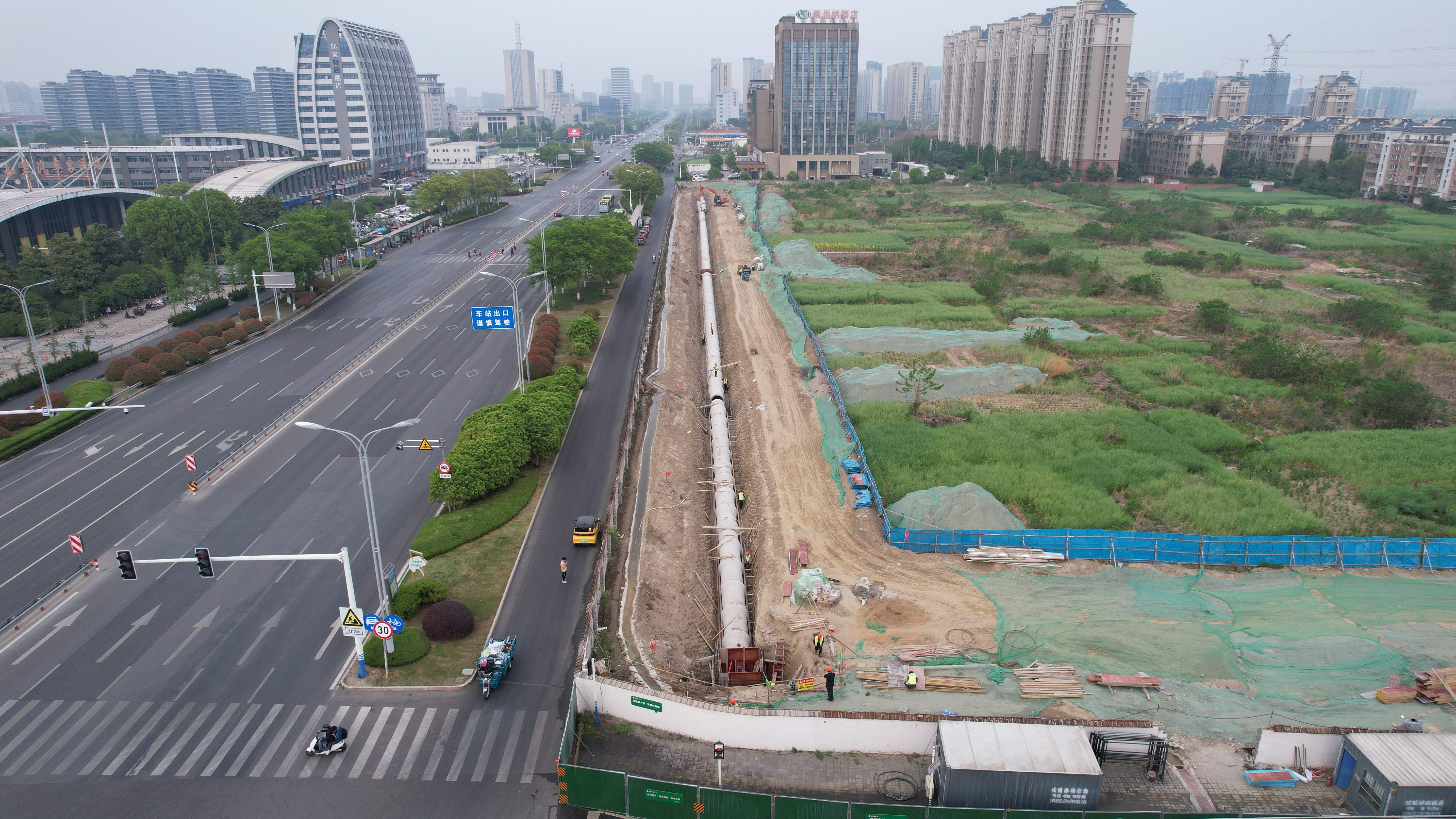 如皋老旧管网改造大管径混凝土管施工现场俯瞰