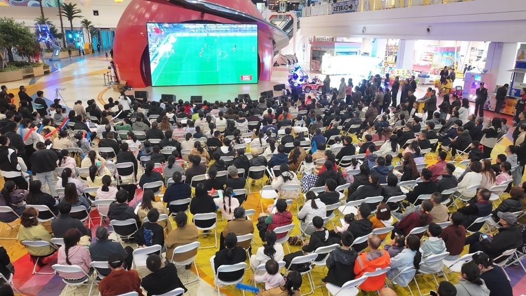 如东喜润城室内观赛点成为球迷们的欢乐聚集地。徐书影摄