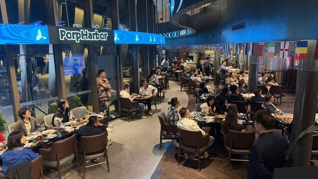 南通开发区豚湾啤酒餐厅座无虚席。司占伟摄