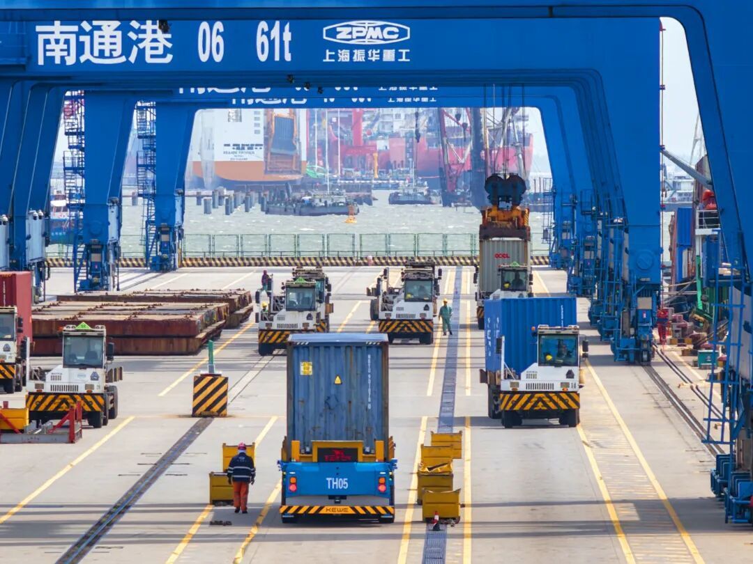 南通港通海港口码头一片繁忙。 许丛军 摄