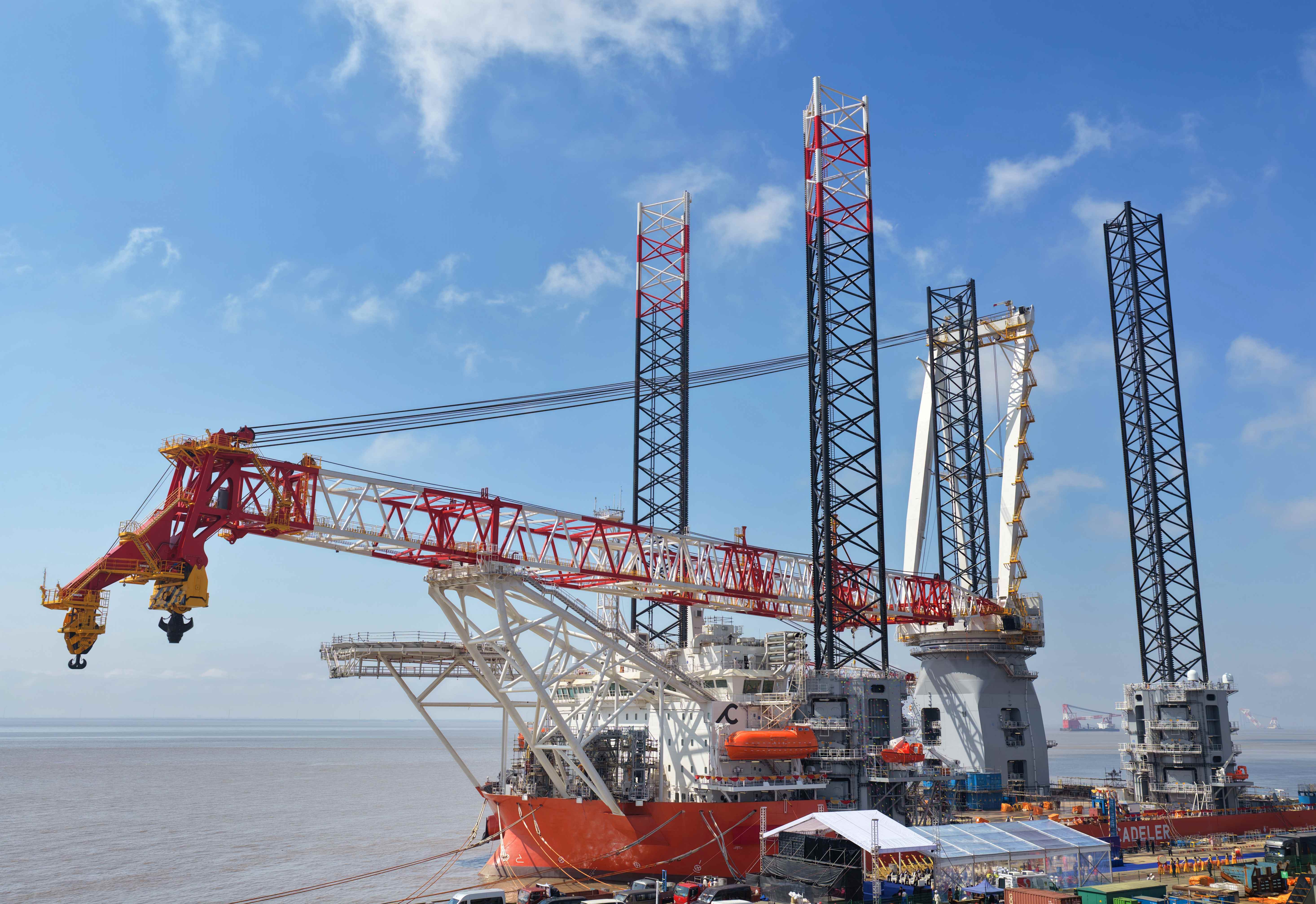 启东中远海运海工为丹麦船东定制的NG20000型风电安装船。许丛军&nbsp;摄