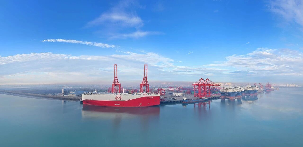 5月31日,满载7273辆新能源汽车的比亚迪“济南号”从南通港吕四港区码头启航直发意大利、西班牙等欧洲国家。南通正式打通新能源汽车出口新通道,为中国制造走向全球市场再添重要出海口。许丛军 摄