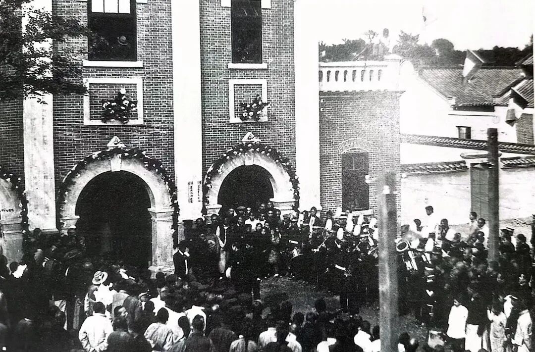 更俗剧院演出场景.jpg