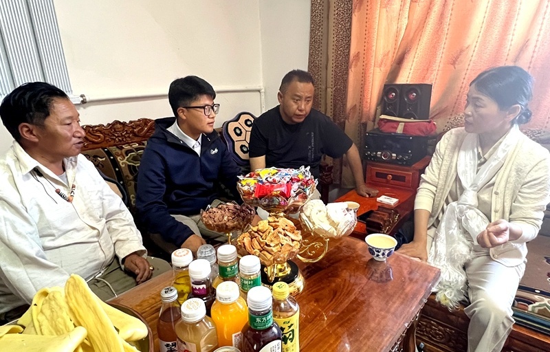南通西藏民族中学老师前往那曲高海拔牧区，来到高一（2）班欧珠多吉家中家访。