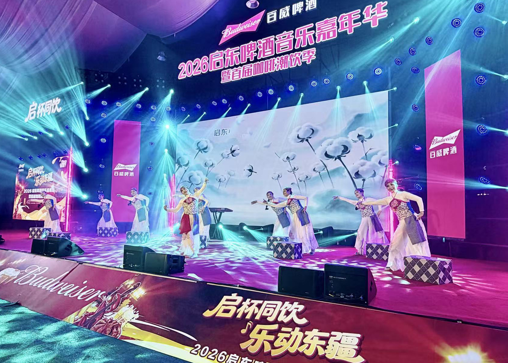 舞蹈《沙地织女》