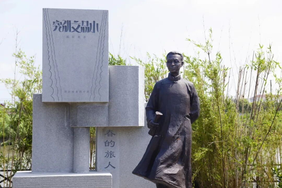 李素伯铜像