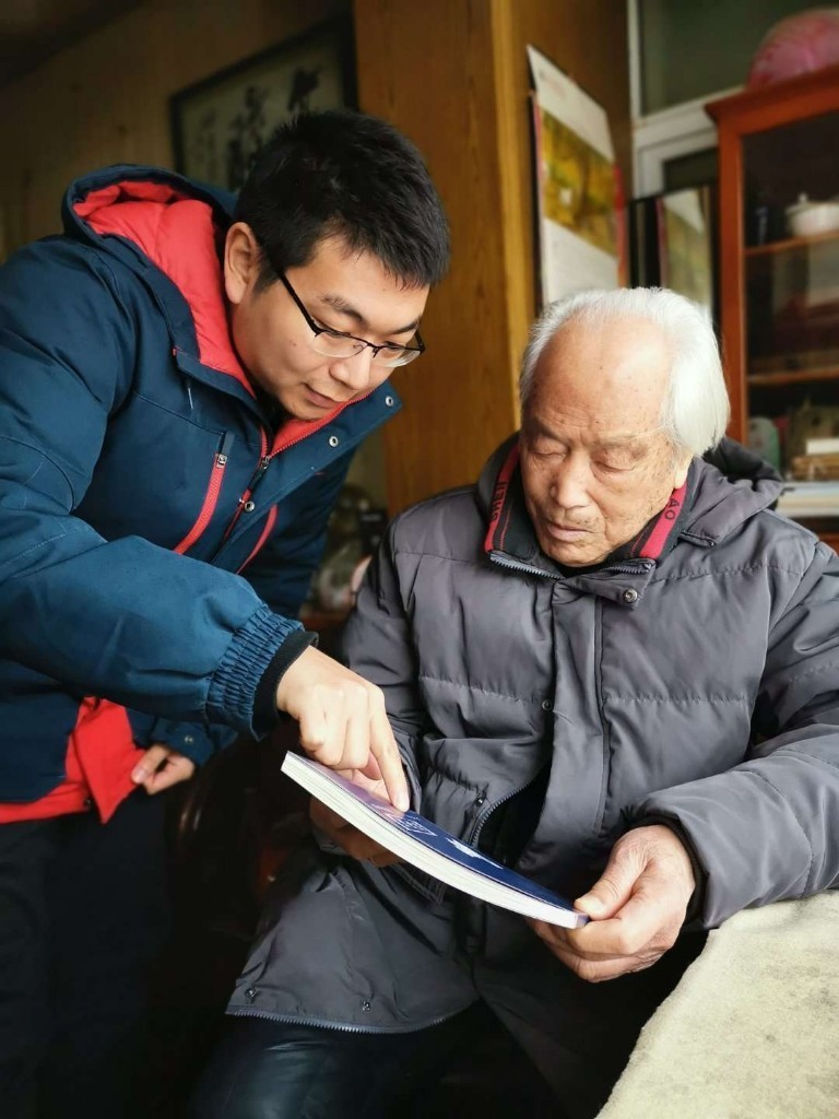 关是宇(左)